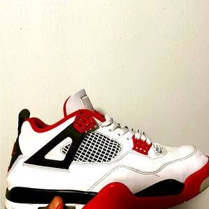 Jordan 4 fire reds size 9.5 need gone asap 120$ comes with box used